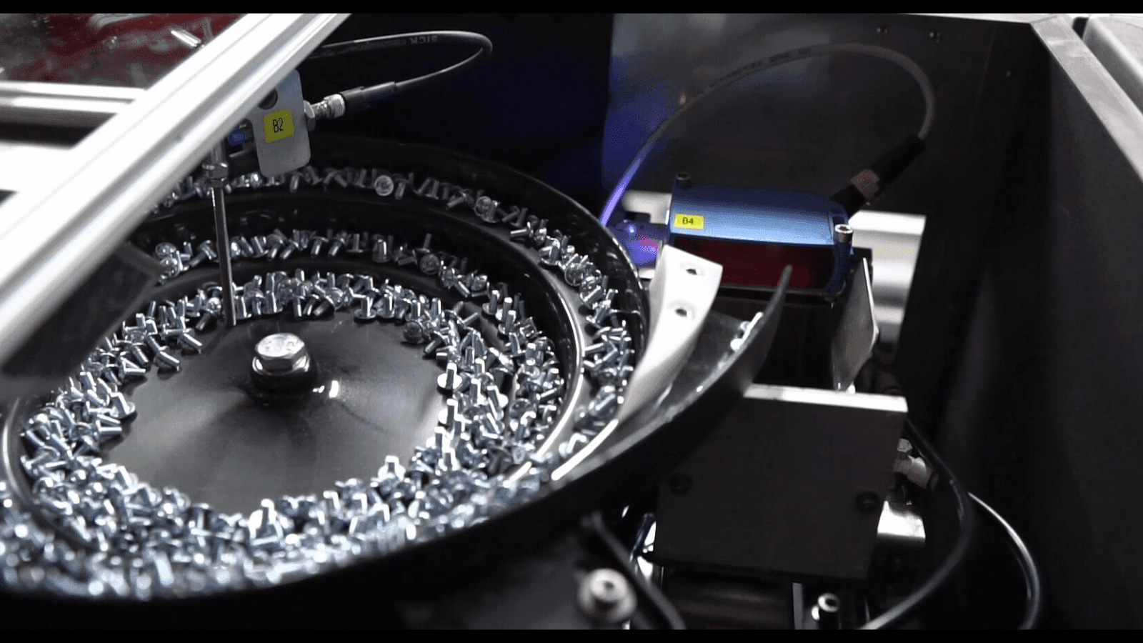 Decybele, kilogramy i ilość zestawów na godzinę, czyli parametry techniczne maszyn pakujących