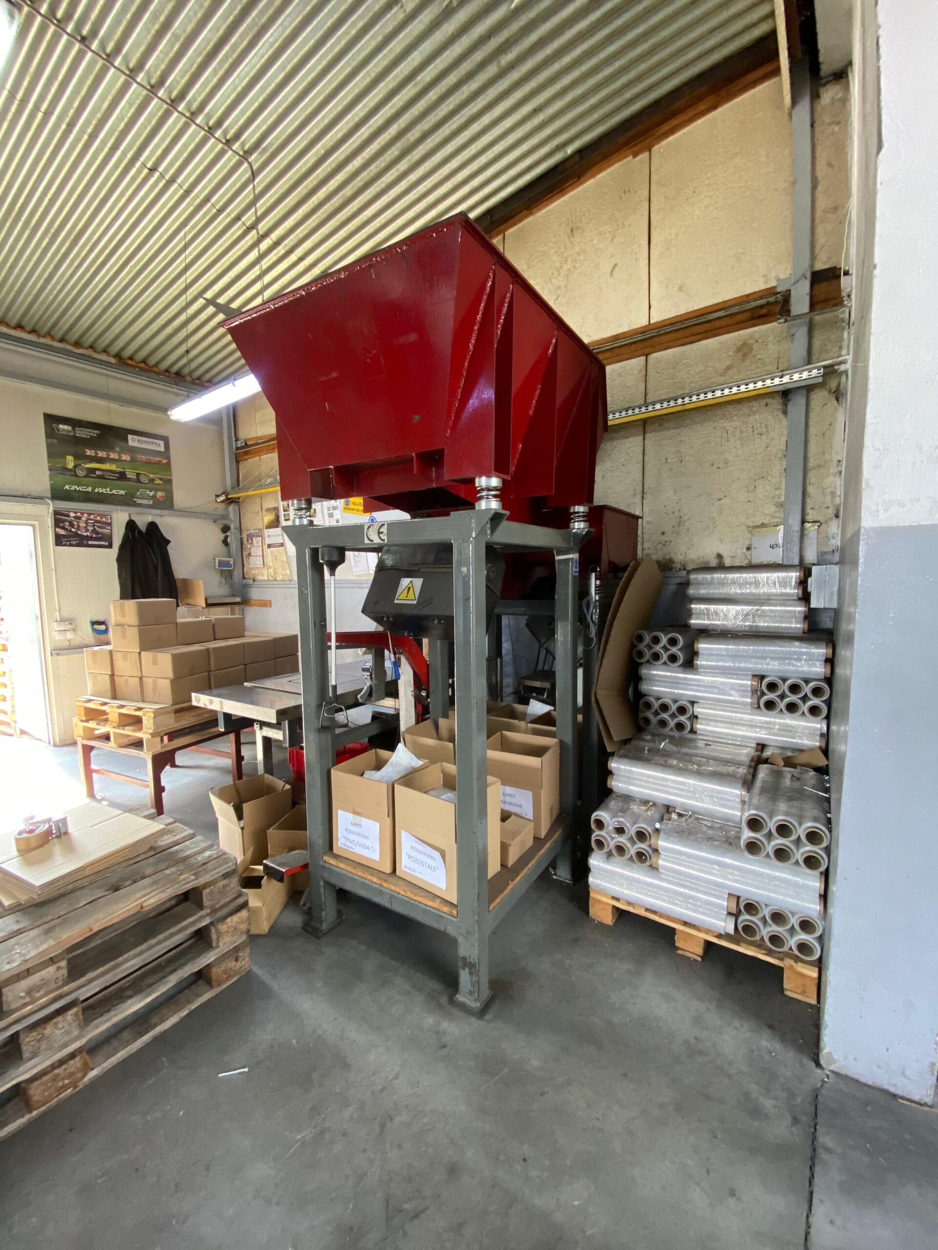 Duży podajnik wibracyjny - jest zasobnikiem detali, a także umożliwia jednorazowy załadunek 500kg elementów.