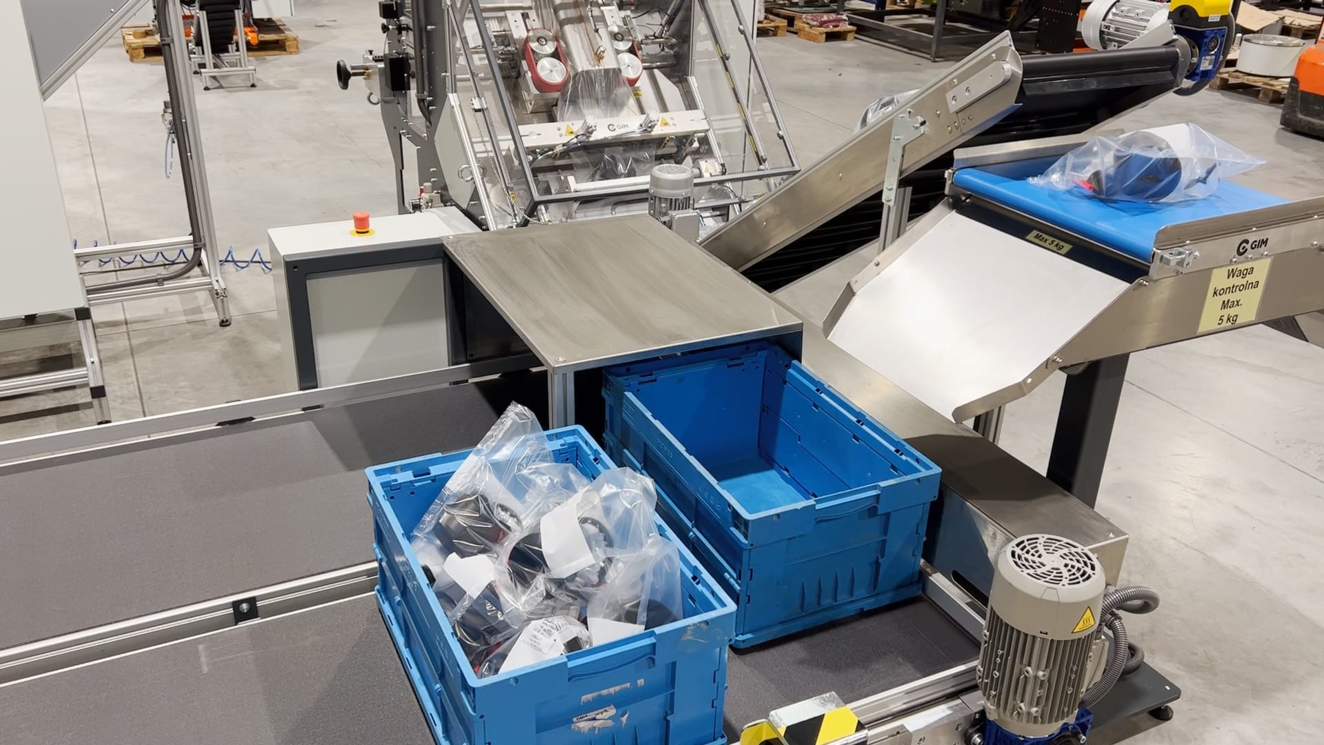 Pakowanie zbiorcze worków foliowych – dodatkowy mechanizm do maszyny pakującej