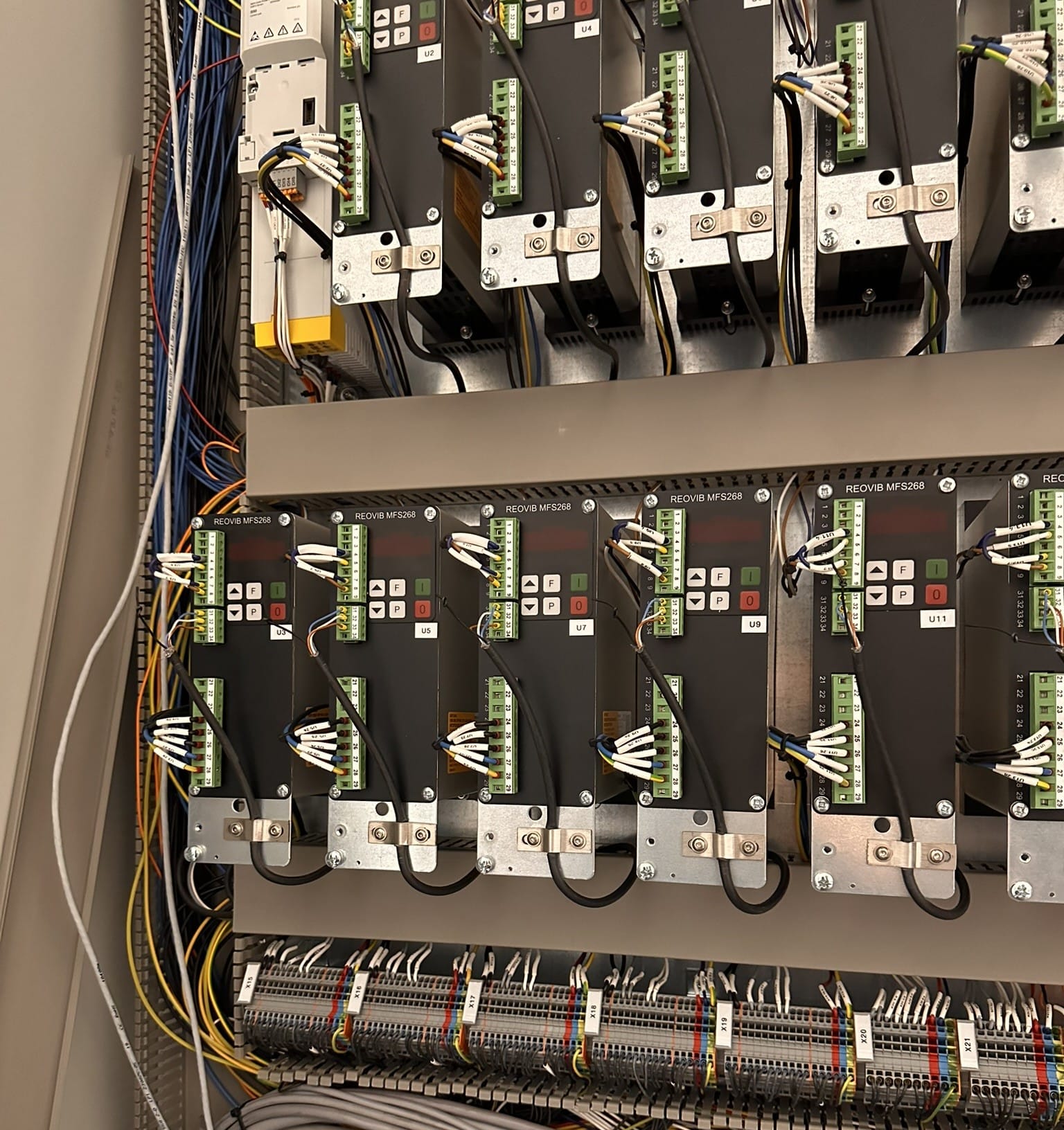 Szafa sterownicza zawiera różne komponenty elektryczne i elektroniczne