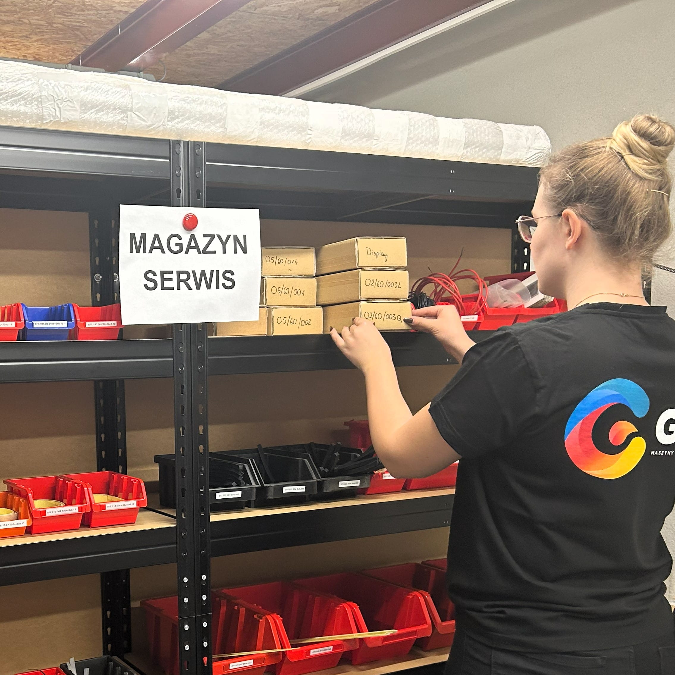 Specjalistka GIM uzupełnia komponenty w magazynie części eksploatacyjnych