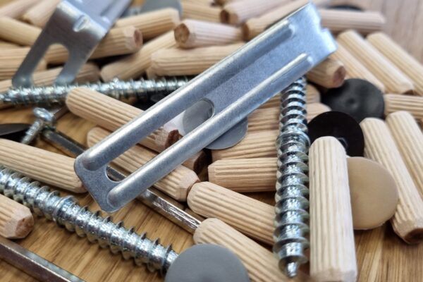 Elementy montażowe używane w produkcji mebli (wkręty, złączki, podkładki, drewniane kołki, nakrętki). Za pomocą maszyny detale mogą być pakowane do kartonów