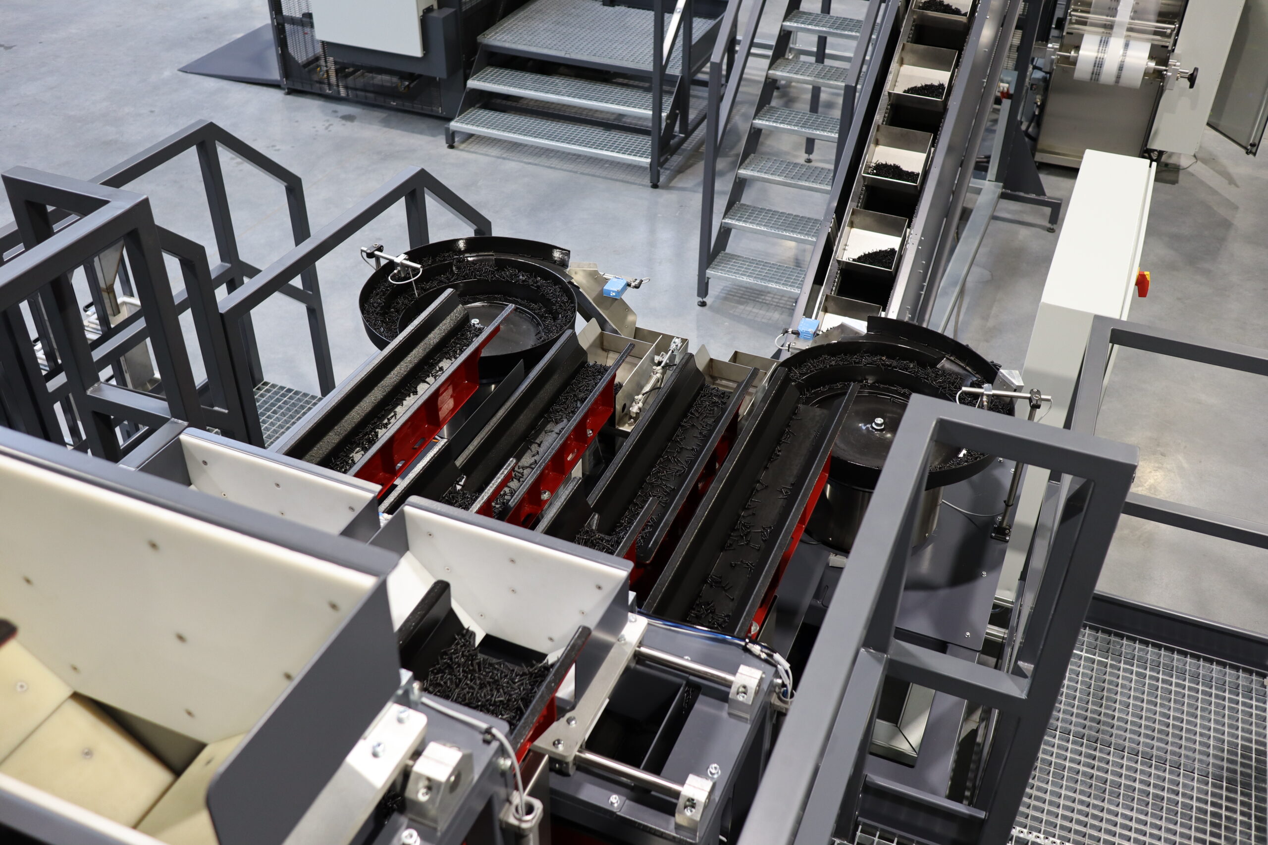 Modułowe maszyny do pakowania- sposób na usprawnienie procesu pakowania w produkcji masowej. Wykonane są ze stali nierdzewnej. Produkcja masowa bazuje na ciągłości pracy
