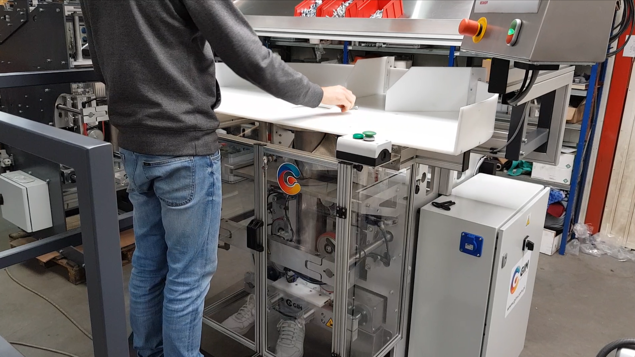 Obsługa maszyny półautomatycznej, usprawniającej proces pakowania, czyli konfekcjonowania produktów