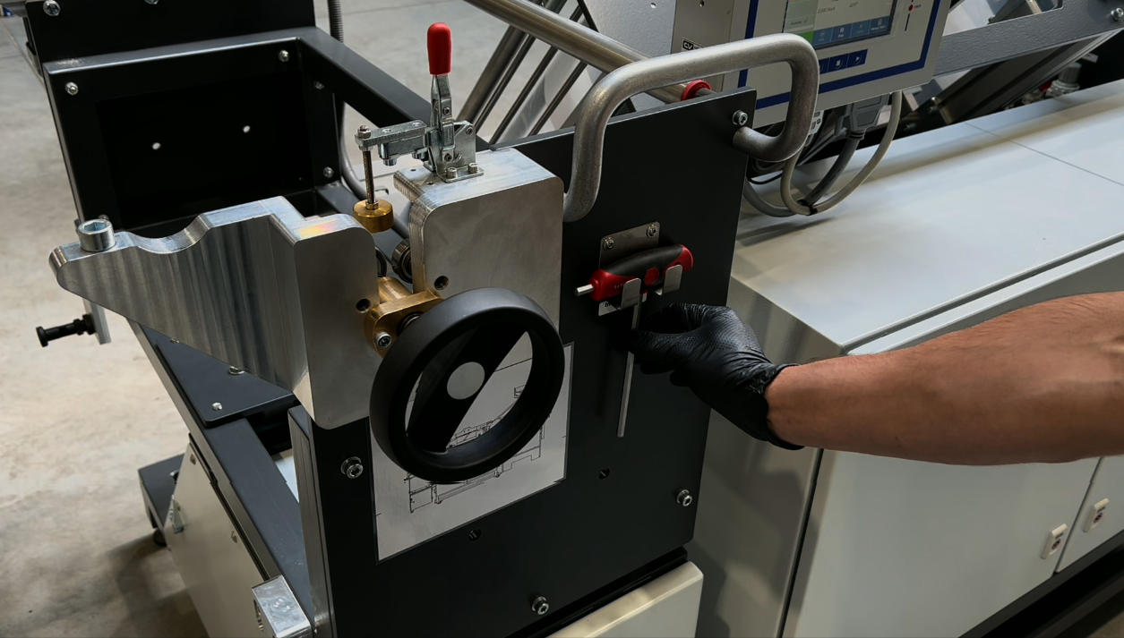 Maszyna wspomagająca firmę w procesie jaki stanowi automatyzacja i robotyzacja procesów produkcyjnych w trakcie montażu