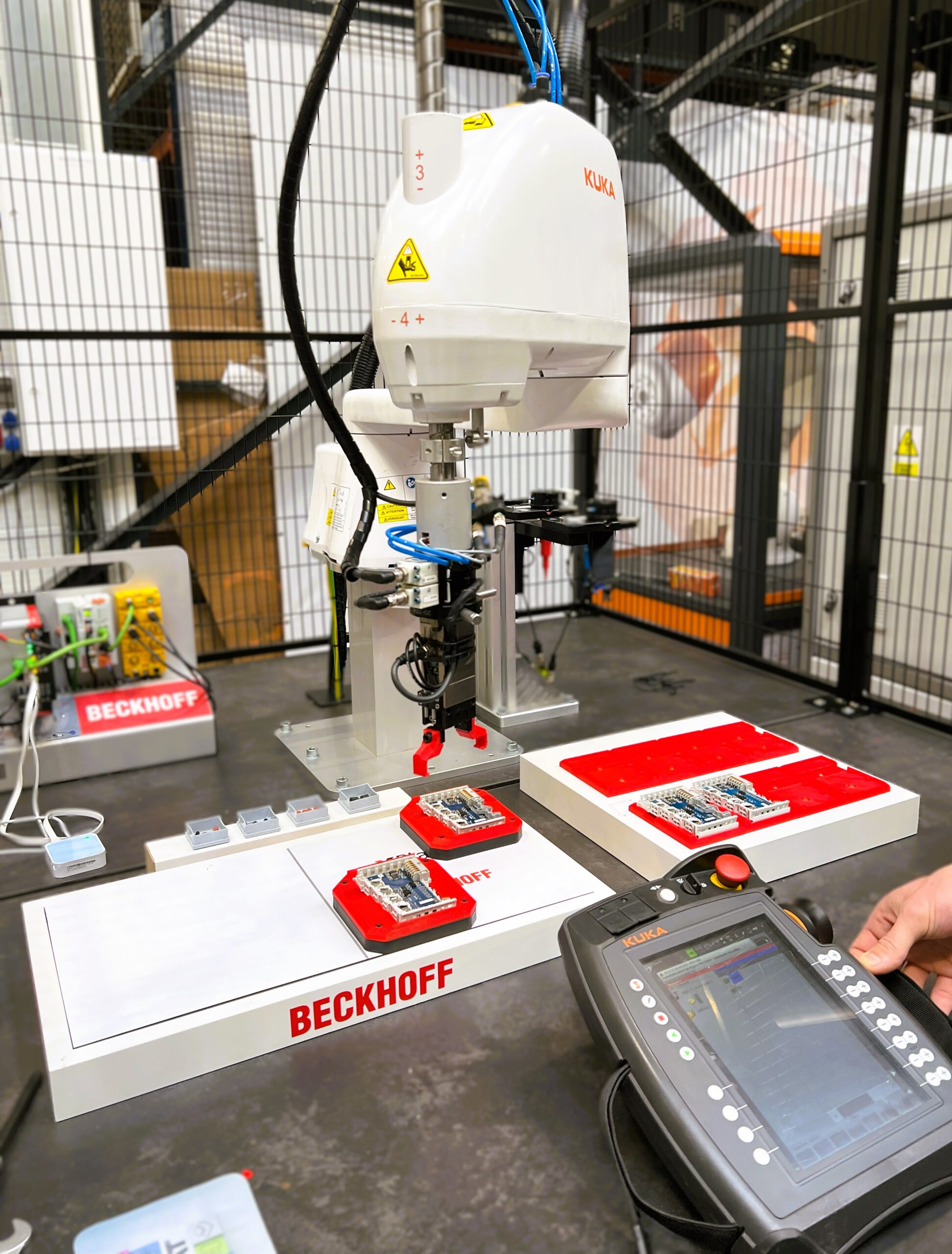 Automatyzacja i robotyzacja przemysłu zapewnia rozwiązania automatyzujące procesy produkcyjne.