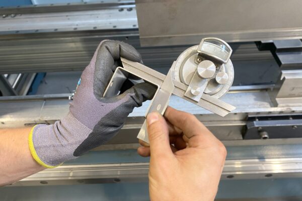 Pomiar kątów elementów maszyny - kontrola jakości gięcia