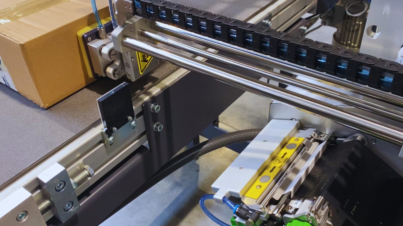 Drukarka etykiet z aplikatorem zintegrowana z maszyną pakującą