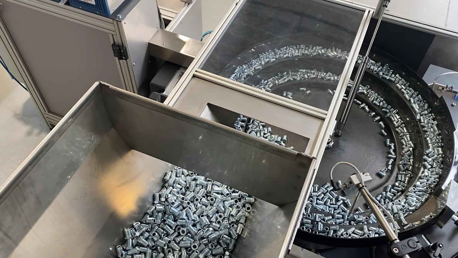 Moduł liczący detale z podajnikiem dosypowym w maszynie pakującej detale w worki z zawieszką EURO Moduł liczący detale z podajnikiem dosypowym w maszynie pakującej detale w worki z zawieszką EURO