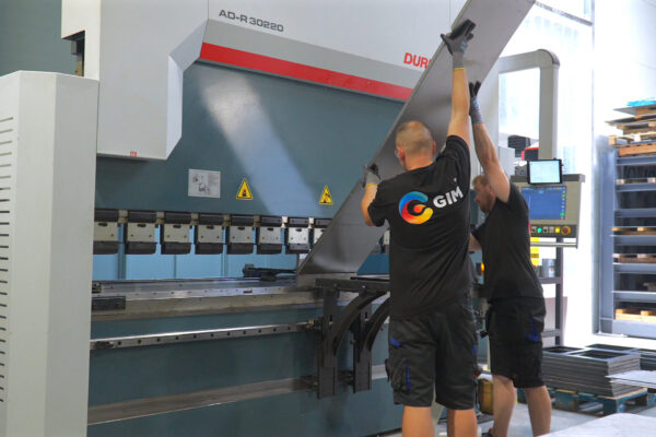 Producent maszyn przemysłowych - gięcie blach przy pomocy prasy krawędziowej