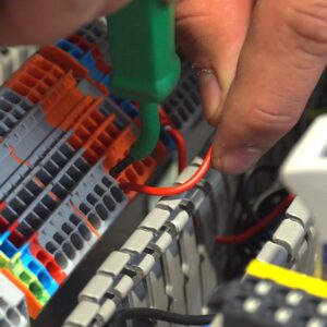 Magazyn części automatyki pozwala szybciej tworzyć szafy elektryczne do maszyn Magazyn części automatyki pozwala szybciej tworzyć szafy elektryczne do maszyn