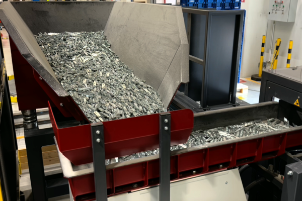 Układ wanien wibracyjnych - proces pakowania okuć na wagę